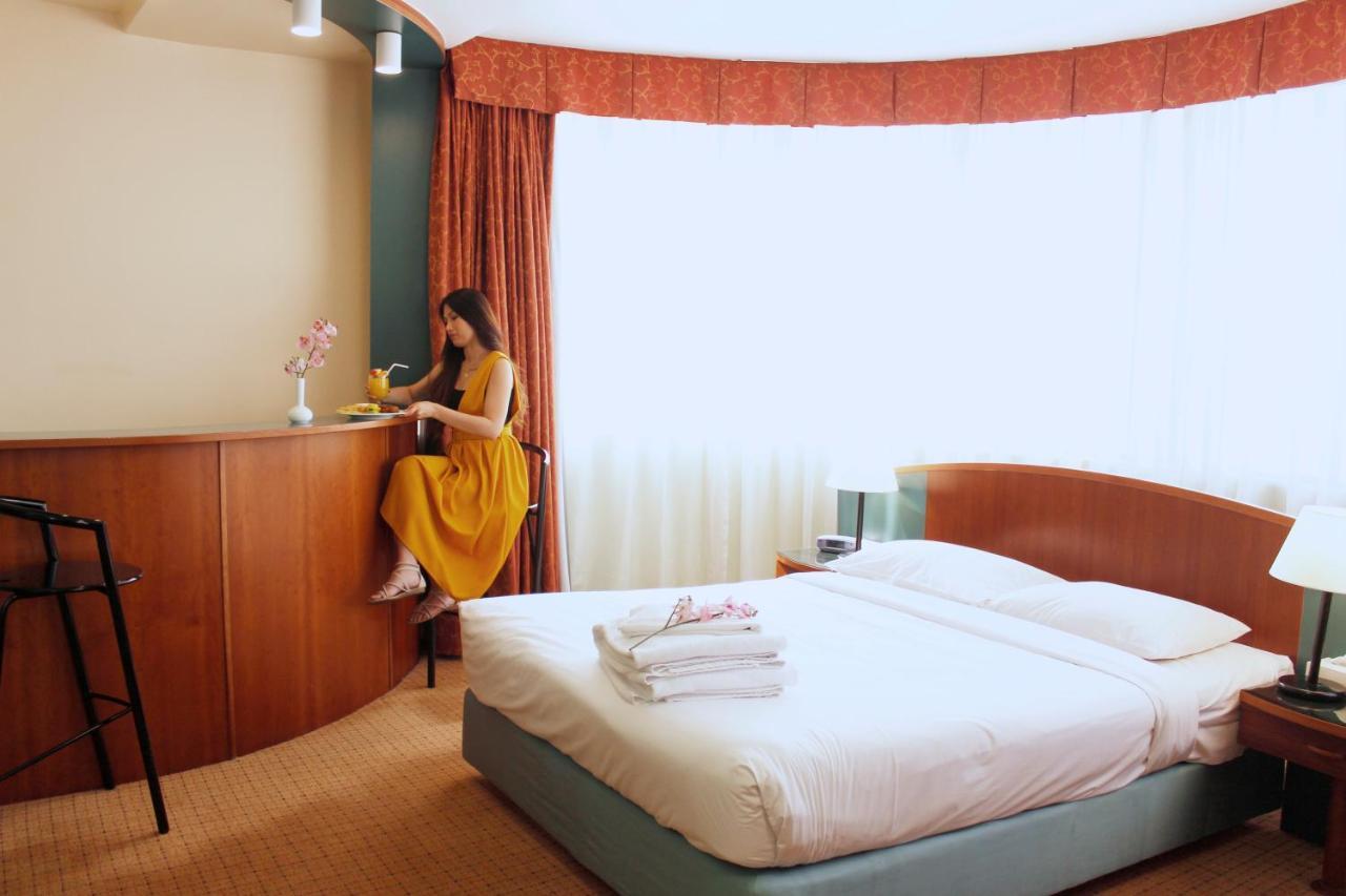 Al Diar Dana Hotel Абу Даби Екстериор снимка