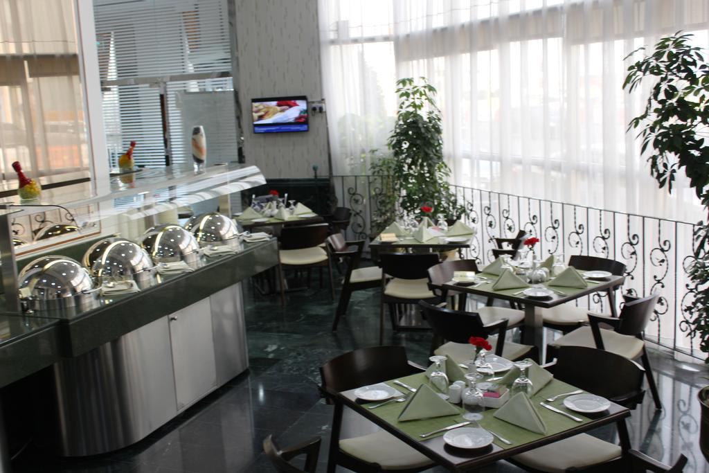 Al Diar Dana Hotel Абу Даби Екстериор снимка
